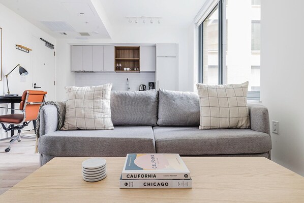 Een televisie en een stereo