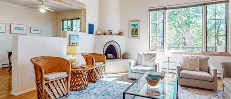 Fernseher, Kamin, Bücher