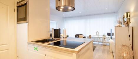 Kühlschrank, Ofen, Geschirrspüler, Wasserkocher mit Kaffee-/Teezubehör