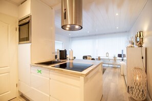 Fridge, oven, dishwasher, coffee/tea maker