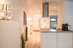 Kühlschrank, Ofen, Geschirrspüler, Wasserkocher mit Kaffee-/Teezubehör