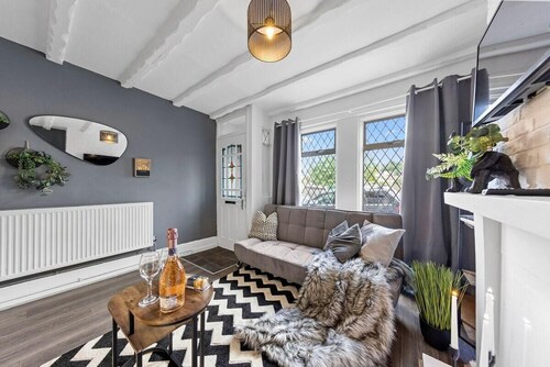 Apartment Sleeps 7 with Free Parking