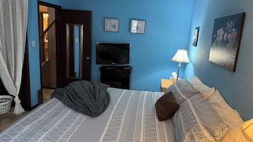 4 bedrooms, iron/ironing board, WiFi, bed sheets
