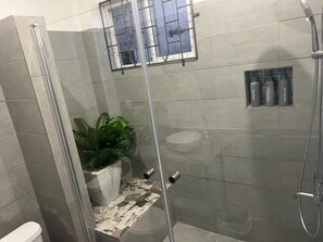 シャワー、ヘアドライヤー、タオル