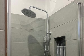 Douche, sèche-cheveux, serviettes fournies