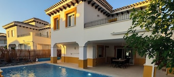 4 Bed Villa-Sleeps 8-Private Pool-Golf Resort