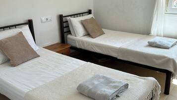 4 habitaciones, tabla de planchar con plancha, wifi y ropa de cama