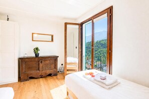 2 bedrooms, iron/ironing board, bed sheets - La Canonica Centovalli with Balconies and Garden, Camedo, Switzerland (Camedo)