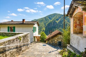 Property grounds - La Canonica Centovalli with Balconies and Garden, Camedo, Switzerland (Camedo)