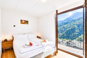 2 bedrooms, iron/ironing board, bed sheets - La Canonica Centovalli with Balconies and Garden, Camedo, Switzerland (Camedo)