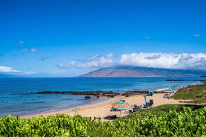 Beach nearby - Kamaole Sands 7-109 - Romantic Getaway, Beautiful Renovation, Large Lanai, & AC! (Kihei)