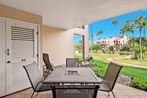 Outdoor dining - Kamaole Sands 7-109 - Romantic Getaway, Beautiful Renovation, Large Lanai, & AC! (Kihei)