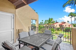 Outdoor dining - Kamaole Sands 7-405 - Stunning Renovation, Large Lanai, Ocean Views, Split AC! (Kihei)