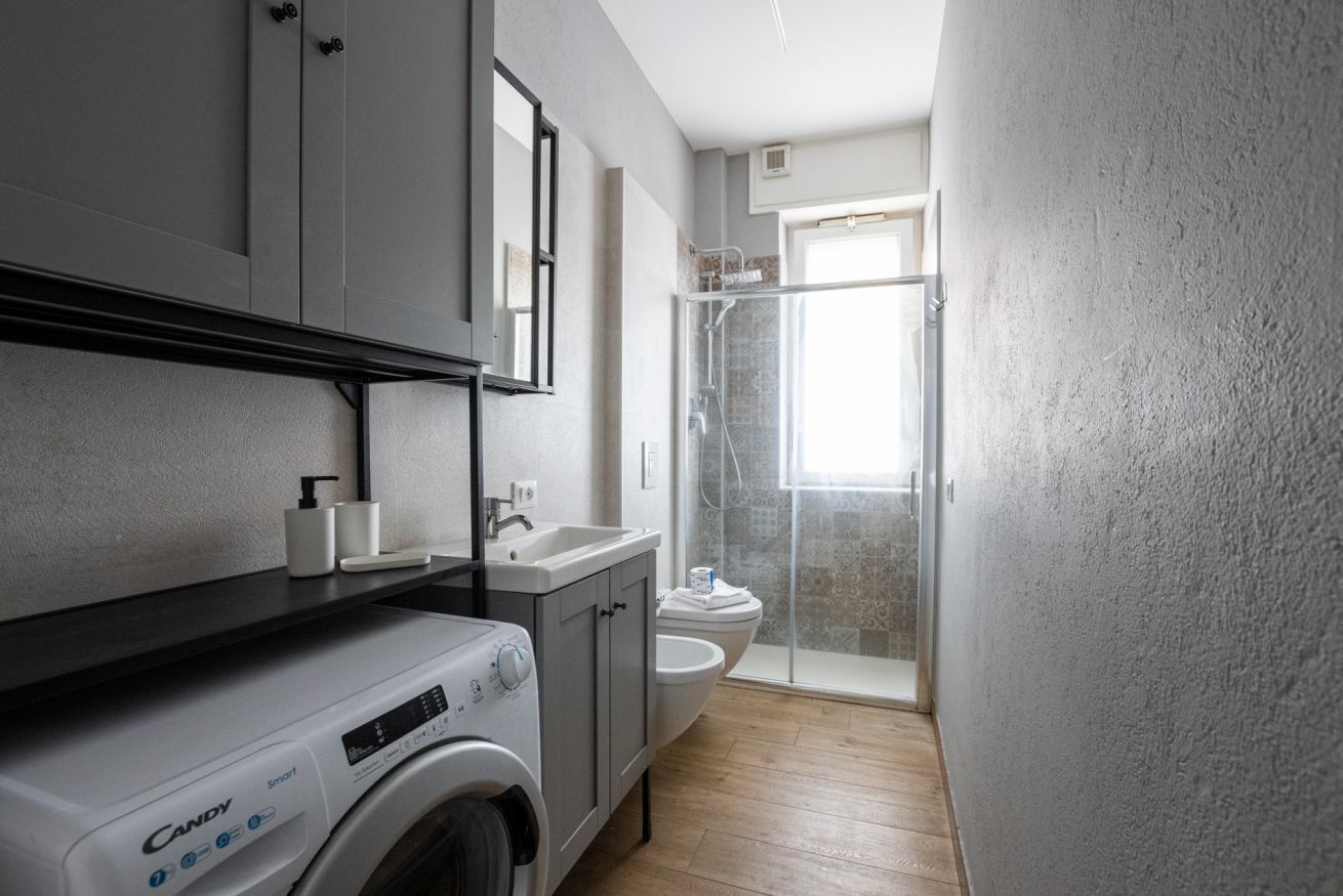 Douche, sèche-cheveux, bidet, serviettes fournies