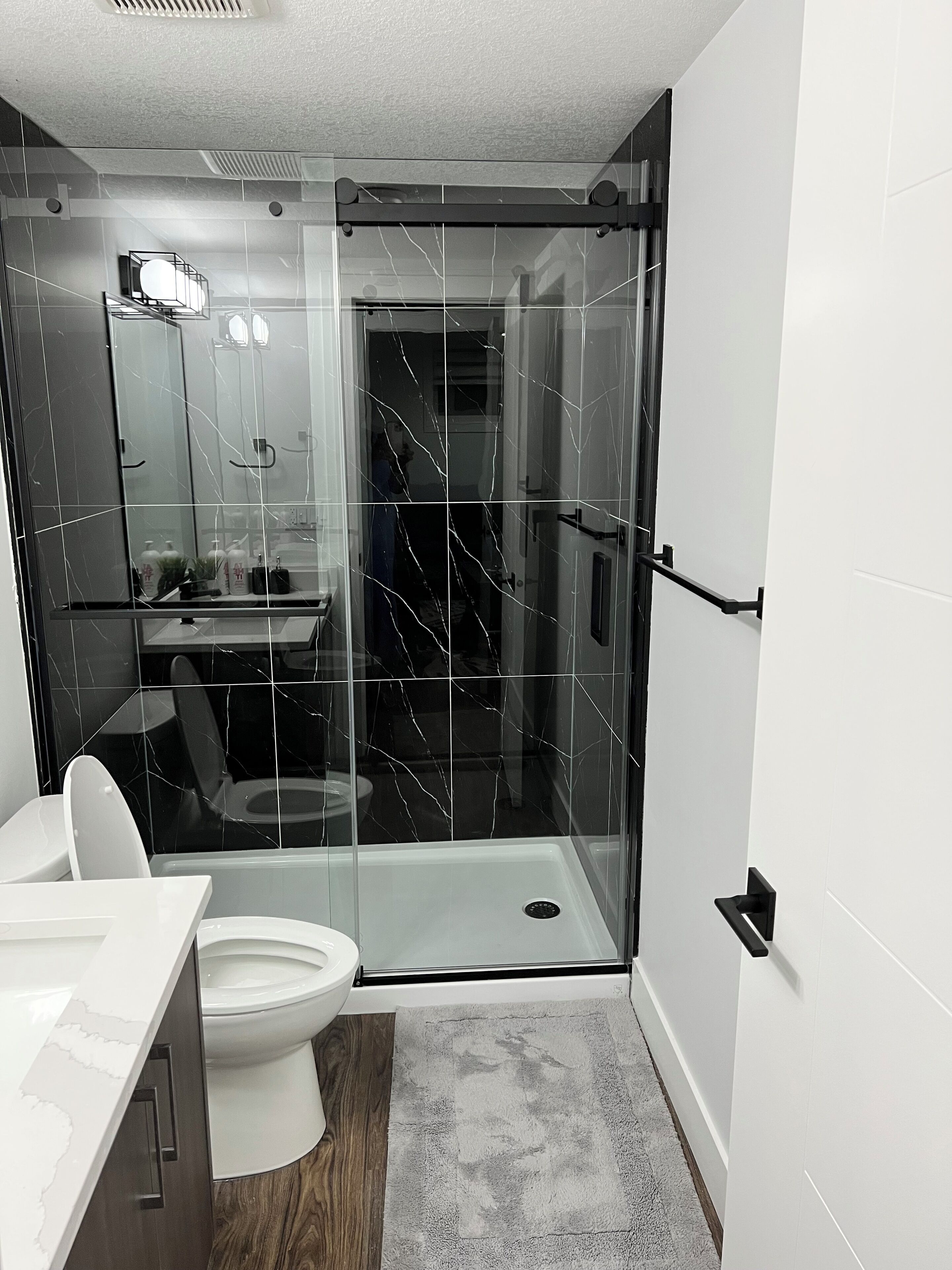 Sèche-cheveux, serviettes fournies, savon, shampoing