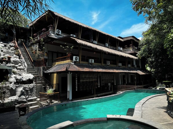 Hồ bơi ngoài trời 