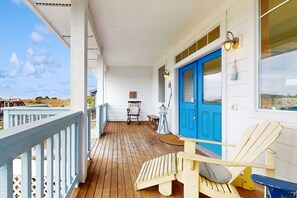 Terrace/patio - Stunning beach and waterfront escape with outstanding views, gas grill and Wifi (Sequim)