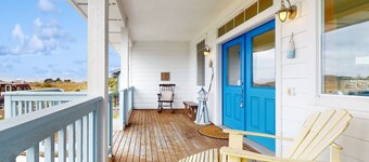 Stunning beach and waterfront escape with outstanding views, gas grill and Wifi