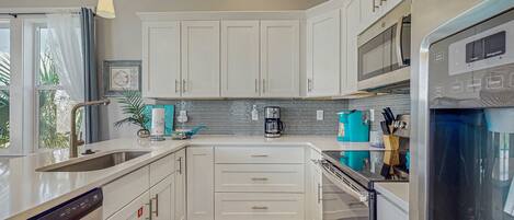 Réfrigérateur, four à micro-ondes, un four, surface de cuisson