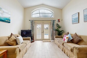 TV, DVD player - Cozy home with private pool, billiards, central AC, enclosed yard (Davenport)