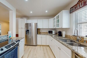 冷蔵庫、電子レンジ、オーブン、コンロ