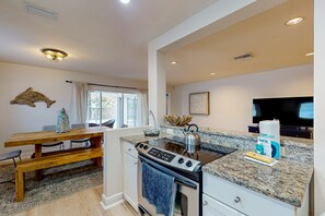 Een koelkast, een magnetron, een oven, een kookplaat