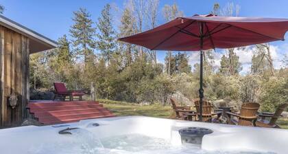 Eastwood Ravine Cabin w/Hot tub, pets on 40 acres!