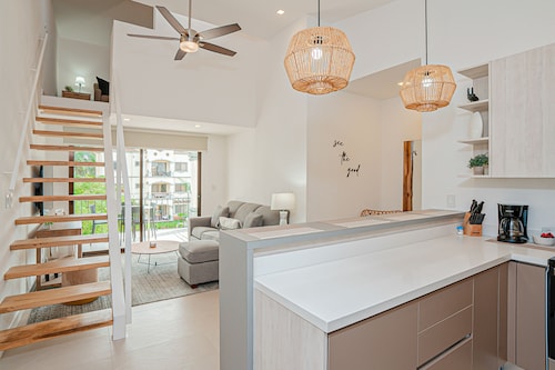 Cozy apartment just 5 minutes from the beach with pool views and workspace