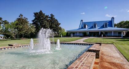 2nd-floor condo with balcony, pool, tennis, golf and close to beach