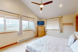 3 bedrooms, travel crib, internet, bed sheets