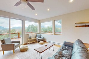 Una televisión, libros