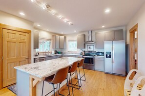 Frigorífico, microondas, horno y placa de cocina