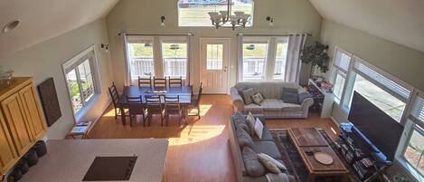 TV, caminetto, lettore DVD, tavolo da calcetto