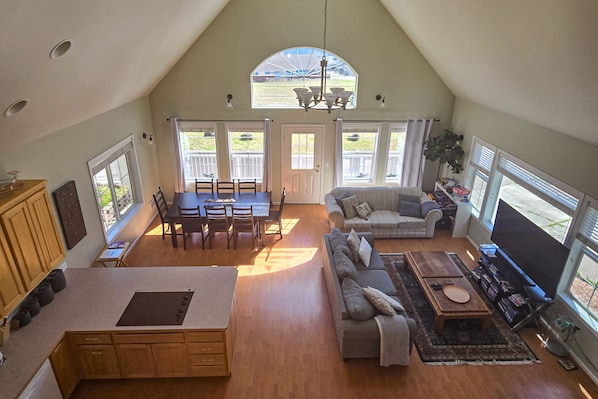 Fernseher, Kamin, DVD-Player, Tischfußball