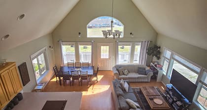 Beautiful, family-friendly lake view property with gas grill-Pet friendly