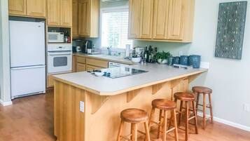 Refrigerador, microondas, horno y parrilla de estufa