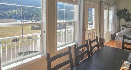 Beautiful, family-friendly lake view property with gas grill-Pet friendly