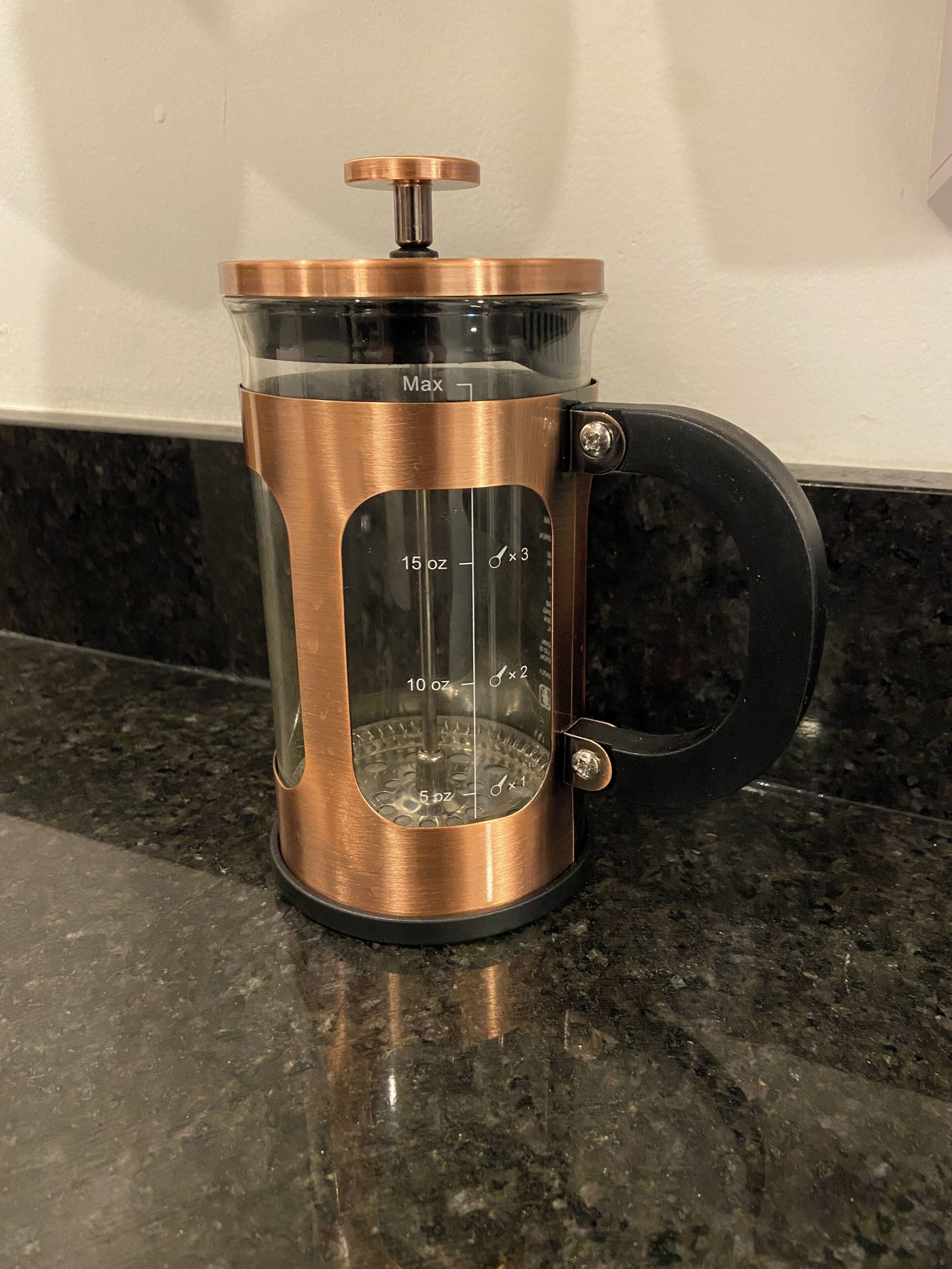 Una cafetera francesa con marcas de medición en el cuerpo.
