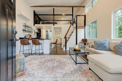 Comfort Cabin, 2 Bedrooms, Kitchenette, Valley View | Living area