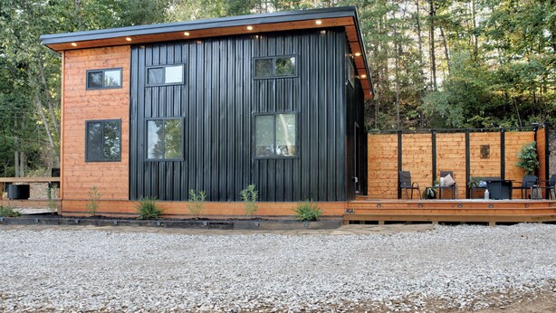 A modern cabin with a wooden deck and a gravel driveway. - Sleeps 5-6 Near RRG-Hot Tub-Nice Sunrise-Quiet (Beattyville)