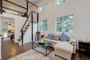 Cabaña Confort, 2 habitaciones, cocina básica, vistas al valle | Zona de estar | Una televisión de pantalla plana