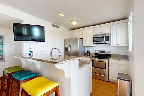 Køleskab, mikrobølgeovn, ovn, kogeplade