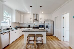 Een koelkast, een magnetron, een oven, een kookplaat