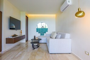TV - Luxurious penthouse with rooftop infinity pool, ocean views, central AC & gym (Tulum)