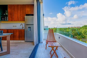 Fridge, microwave, stovetop, coffee/tea maker - Luxurious penthouse with rooftop infinity pool, ocean views, central AC & gym (Tulum)