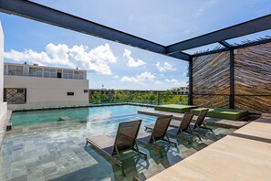 Pool - Luxurious penthouse with rooftop infinity pool, ocean views, central AC & gym (Tulum)