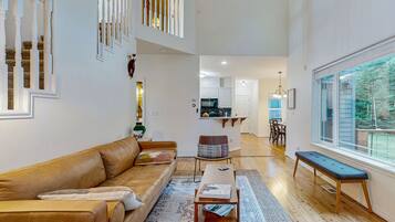 Televisión, chimenea y oficina