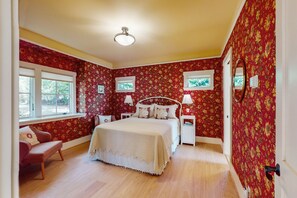 2 bedrooms, iron/ironing board, Internet, bed sheets