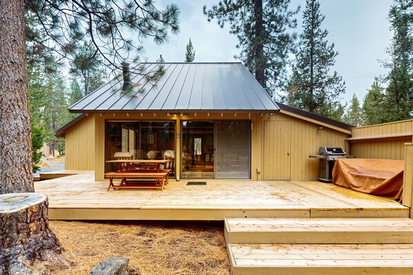 Outdoor dining - Cozy family-friendly cabin with A/C, WiFi, SHARC passes (Sunriver)