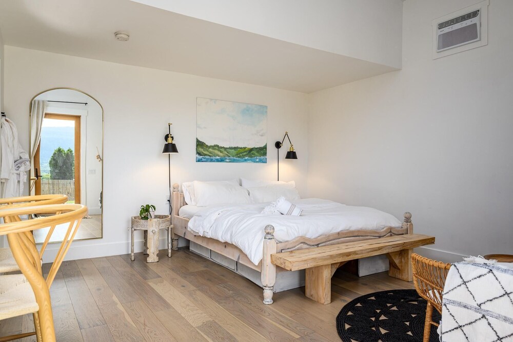 Quiet and Convenient Private Guest House with Private Hot Tub Vernon